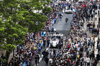 2024-06-14 - Atmosphere, ambiance during the Grande Parade des Pilotes of the 2024 24 Hours of Le Mans, 4th round of the 2024 FIA World Endurance Championship, on the Circuit des 24 Heures du Mans, on June 14, 2024 in Le Mans, France - 24 HEURES DU MANS 2024 - PARADE - ENDURANCE - MOTORS