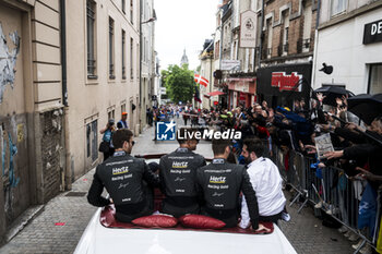 2024-06-14 - 38 RASMUSSEN Oliver (dnk), HANSON Philip (gbr), BUTTON Jenson (gbr), Hertz Team Jota, Porsche 963 #38, Hypercar, FIA WEC, portrait during the Grande Parade des Pilotes of the 2024 24 Hours of Le Mans, 4th round of the 2024 FIA World Endurance Championship, on the Circuit des 24 Heures du Mans, on June 14, 2024 in Le Mans, France - 24 HEURES DU MANS 2024 - PARADE - ENDURANCE - MOTORS