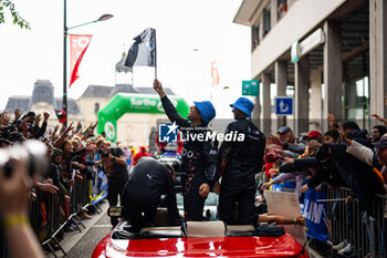 2024-06-14 - 20 VAN DER LINDE Sheldon (zaf), FRIJNS Robin (nld), RAST René (ger), BMW M Team WRT, BMW Hybrid V8 #20, Hypercar, FIA WEC, action during the Grande Parade des Pilotes of the 2024 24 Hours of Le Mans, 4th round of the 2024 FIA World Endurance Championship, on the Circuit des 24 Heures du Mans, on June 14, 2024 in Le Mans, France - 24 HEURES DU MANS 2024 - PARADE - ENDURANCE - MOTORS