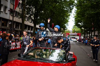 2024-06-14 - 20 VAN DER LINDE Sheldon (zaf), FRIJNS Robin (nld), RAST René (ger), BMW M Team WRT, BMW Hybrid V8 #20, Hypercar, FIA WEC, action during the Grande Parade des Pilotes of the 2024 24 Hours of Le Mans, 4th round of the 2024 FIA World Endurance Championship, on the Circuit des 24 Heures du Mans, on June 14, 2024 in Le Mans, France - 24 HEURES DU MANS 2024 - PARADE - ENDURANCE - MOTORS