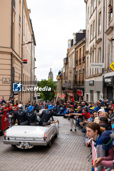 2024-06-14 - 20 VAN DER LINDE Sheldon (zaf), FRIJNS Robin (nld), RAST René (ger), BMW M Team WRT, BMW Hybrid V8 #20, Hypercar, FIA WEC, action during the Grande Parade des Pilotes of the 2024 24 Hours of Le Mans, 4th round of the 2024 FIA World Endurance Championship, on the Circuit des 24 Heures du Mans, on June 14, 2024 in Le Mans, France - 24 HEURES DU MANS 2024 - PARADE - ENDURANCE - MOTORS