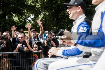 2024-06-14 - Ambiance, atmosphere during the Grande Parade des Pilotes of the 2024 24 Hours of Le Mans, 4th round of the 2024 FIA World Endurance Championship, on the Circuit des 24 Heures du Mans, on June 14, 2024 in Le Mans, France - 24 HEURES DU MANS 2024 - PARADE - ENDURANCE - MOTORS