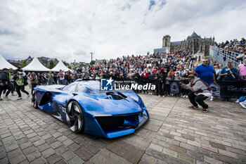 2024-06-14 - Alpine Endurance Team, alpenglow, during the Grande Parade des Pilotes of the 2024 24 Hours of Le Mans, 4th round of the 2024 FIA World Endurance Championship, on the Circuit des 24 Heures du Mans, on June 14, 2024 in Le Mans, France - 24 HEURES DU MANS 2024 - PARADE - ENDURANCE - MOTORS