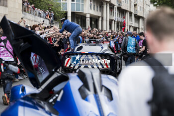 2024-06-14 - Atmosphere, ambiance during the Grande Parade des Pilotes of the 2024 24 Hours of Le Mans, 4th round of the 2024 FIA World Endurance Championship, on the Circuit des 24 Heures du Mans, on June 14, 2024 in Le Mans, France - 24 HEURES DU MANS 2024 - PARADE - ENDURANCE - MOTORS