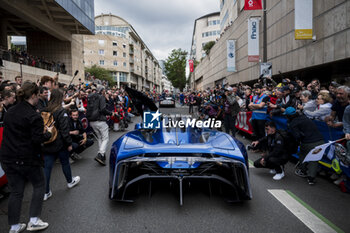 2024-06-14 - Alpine Endurance Team, alpenglow, during the Grande Parade des Pilotes of the 2024 24 Hours of Le Mans, 4th round of the 2024 FIA World Endurance Championship, on the Circuit des 24 Heures du Mans, on June 14, 2024 in Le Mans, France - 24 HEURES DU MANS 2024 - PARADE - ENDURANCE - MOTORS