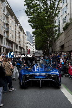 2024-06-14 - Alpine Endurance Team, alpenglow, during the Grande Parade des Pilotes of the 2024 24 Hours of Le Mans, 4th round of the 2024 FIA World Endurance Championship, on the Circuit des 24 Heures du Mans, on June 14, 2024 in Le Mans, France - 24 HEURES DU MANS 2024 - PARADE - ENDURANCE - MOTORS