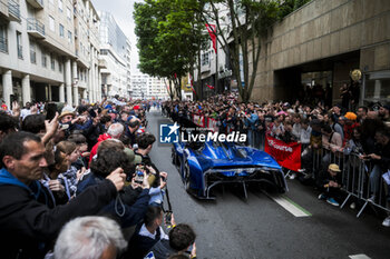 2024-06-14 - Alpine Endurance Team, alpenglow, during the Grande Parade des Pilotes of the 2024 24 Hours of Le Mans, 4th round of the 2024 FIA World Endurance Championship, on the Circuit des 24 Heures du Mans, on June 14, 2024 in Le Mans, France - 24 HEURES DU MANS 2024 - PARADE - ENDURANCE - MOTORS