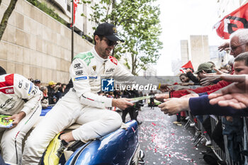 2024-06-14 - 19 GROSJEAN Romain (fra), CALDARELLI Andrea (ita), CAIROLI Matteo (ita), Lamborghini Iron Lynx, Lamborghini SC63 #19, Hypercar, portrait during the Grande Parade des Pilotes of the 2024 24 Hours of Le Mans, 4th round of the 2024 FIA World Endurance Championship, on the Circuit des 24 Heures du Mans, on June 14, 2024 in Le Mans, France - 24 HEURES DU MANS 2024 - PARADE - ENDURANCE - MOTORS