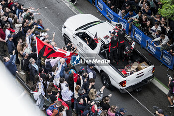 2024-06-14 - 08 BUEMI Sébastien (swi), HARTLEY Brendon (nzl), HIRAKAWA Ryo (jpn), Toyota Gazoo Racing, Toyota GR010 - Hybrid #08, Hypercar, FIA WEC, portrait during the Grande Parade des Pilotes of the 2024 24 Hours of Le Mans, 4th round of the 2024 FIA World Endurance Championship, on the Circuit des 24 Heures du Mans, on June 14, 2024 in Le Mans, France - 24 HEURES DU MANS 2024 - PARADE - ENDURANCE - MOTORS