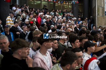 2024-06-14 - Atmosphere, ambiance during the Grande Parade des Pilotes of the 2024 24 Hours of Le Mans, 4th round of the 2024 FIA World Endurance Championship, on the Circuit des 24 Heures du Mans, on June 14, 2024 in Le Mans, France - 24 HEURES DU MANS 2024 - PARADE - ENDURANCE - MOTORS