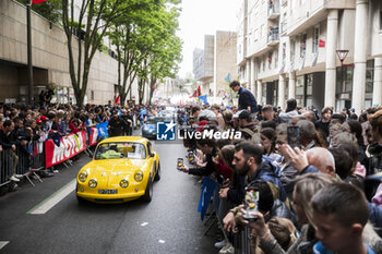 2024-06-14 - Alpine Endurance Team, ambiance during the Grande Parade des Pilotes of the 2024 24 Hours of Le Mans, 4th round of the 2024 FIA World Endurance Championship, on the Circuit des 24 Heures du Mans, on June 14, 2024 in Le Mans, France - 24 HEURES DU MANS 2024 - PARADE - ENDURANCE - MOTORS