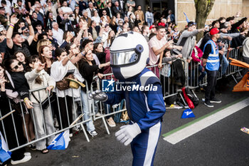 2024-06-14 - WEC orga, ambiance during the Grande Parade des Pilotes of the 2024 24 Hours of Le Mans, 4th round of the 2024 FIA World Endurance Championship, on the Circuit des 24 Heures du Mans, on June 14, 2024 in Le Mans, France - 24 HEURES DU MANS 2024 - PARADE - ENDURANCE - MOTORS