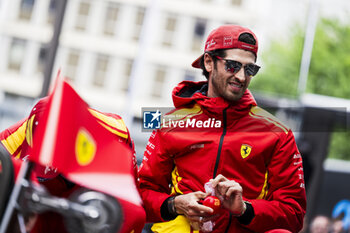 2024-06-14 - GIOVINAZZI Antonio (ita), Ferrari AF Corse, Ferrari 499P #51, Hypercar, FIA WEC, portrait during the Grande Parade des Pilotes of the 2024 24 Hours of Le Mans, 4th round of the 2024 FIA World Endurance Championship, on the Circuit des 24 Heures du Mans, on June 14, 2024 in Le Mans, France - 24 HEURES DU MANS 2024 - PARADE - ENDURANCE - MOTORS