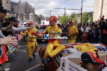 2024-06-14 - during the Grande Parade des Pilotes of the 2024 24 Hours of Le Mans, 4th round of the 2024 FIA World Endurance Championship, on the Circuit des 24 Heures du Mans, on June 14, 2024 in Le Mans, France - 24 HEURES DU MANS 2024 - PARADE - ENDURANCE - MOTORS