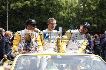 2024-06-14 - during the Grande Parade des Pilotes of the 2024 24 Hours of Le Mans, 4th round of the 2024 FIA World Endurance Championship, on the Circuit des 24 Heures du Mans, on June 14, 2024 in Le Mans, France - 24 HEURES DU MANS 2024 - PARADE - ENDURANCE - MOTORS