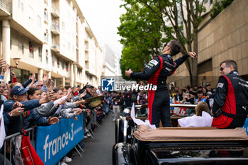 2024-06-14 - CAMPBELL Matt (aus), Porsche Penske Motorsport, Porsche 963 #05, Hypercar, FIA WEC, portrait during the Grande Parade des Pilotes of the 2024 24 Hours of Le Mans, 4th round of the 2024 FIA World Endurance Championship, on the Circuit des 24 Heures du Mans, on June 14, 2024 in Le Mans, France - 24 HEURES DU MANS 2024 - PARADE - ENDURANCE - MOTORS