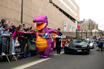 2024-06-14 - Spike the Dragon AO by TF ambiance during the Grande Parade des Pilotes of the 2024 24 Hours of Le Mans, 4th round of the 2024 FIA World Endurance Championship, on the Circuit des 24 Heures du Mans, on June 14, 2024 in Le Mans, France - 24 HEURES DU MANS 2024 - PARADE - ENDURANCE - MOTORS