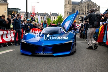 2024-06-14 - Alpine Alpenglow during the Grande Parade des Pilotes of the 2024 24 Hours of Le Mans, 4th round of the 2024 FIA World Endurance Championship, on the Circuit des 24 Heures du Mans, on June 14, 2024 in Le Mans, France - 24 HEURES DU MANS 2024 - PARADE - ENDURANCE - MOTORS