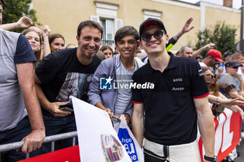 2024-06-14 - during the Grande Parade des Pilotes of the 2024 24 Hours of Le Mans, 4th round of the 2024 FIA World Endurance Championship, on the Circuit des 24 Heures du Mans, on June 14, 2024 in Le Mans, France - 24 HEURES DU MANS 2024 - PARADE - ENDURANCE - MOTORS