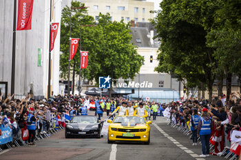 2024-06-14 - 03 BOURDAIS Sébastien (fra), VAN DER ZANDE Renger (ned), DIXON Scott (nzl), Cadillac Racing, Cadillac V-Series.R #03, Hypercar, ambiance during the Grande Parade des Pilotes of the 2024 24 Hours of Le Mans, 4th round of the 2024 FIA World Endurance Championship, on the Circuit des 24 Heures du Mans, on June 14, 2024 in Le Mans, France - 24 HEURES DU MANS 2024 - PARADE - ENDURANCE - MOTORS