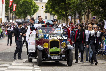 2024-06-14 - 06 ESTRE Kevin (fra), LOTTERER André (ger), VANTHOOR Laurens (bel), Porsche Penske Motorsport, Porsche 963 #06, Hypercar, FIA WEC, portrait during the Grande Parade des Pilotes of the 2024 24 Hours of Le Mans, 4th round of the 2024 FIA World Endurance Championship, on the Circuit des 24 Heures du Mans, on June 14, 2024 in Le Mans, France - 24 HEURES DU MANS 2024 - PARADE - ENDURANCE - MOTORS