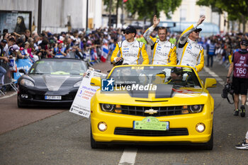 2024-06-14 - 03 BOURDAIS Sébastien (fra), VAN DER ZANDE Renger (ned), DIXON Scott (nzl), Cadillac Racing, Cadillac V-Series.R #03, Hypercar, ambiance during the Grande Parade des Pilotes of the 2024 24 Hours of Le Mans, 4th round of the 2024 FIA World Endurance Championship, on the Circuit des 24 Heures du Mans, on June 14, 2024 in Le Mans, France - 24 HEURES DU MANS 2024 - PARADE - ENDURANCE - MOTORS