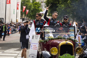 2024-06-14 - 06 ESTRE Kevin (fra), LOTTERER André (ger), VANTHOOR Laurens (bel), Porsche Penske Motorsport, Porsche 963 #06, Hypercar, FIA WEC, portrait during the Grande Parade des Pilotes of the 2024 24 Hours of Le Mans, 4th round of the 2024 FIA World Endurance Championship, on the Circuit des 24 Heures du Mans, on June 14, 2024 in Le Mans, France - 24 HEURES DU MANS 2024 - PARADE - ENDURANCE - MOTORS