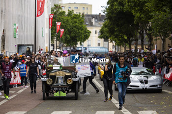 2024-06-14 - 14 HYETT PJ (usa), DELETRAZ Louis (swi), QUINN Alex (gbr), AO by TF, Oreca 07 - Gibson #14, LMP2 PRO/AM, ambiance during the Grande Parade des Pilotes of the 2024 24 Hours of Le Mans, 4th round of the 2024 FIA World Endurance Championship, on the Circuit des 24 Heures du Mans, on June 14, 2024 in Le Mans, France - 24 HEURES DU MANS 2024 - PARADE - ENDURANCE - MOTORS