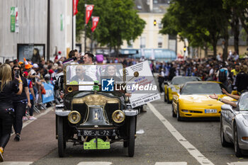 2024-06-14 - 14 HYETT PJ (usa), DELETRAZ Louis (swi), QUINN Alex (gbr), AO by TF, Oreca 07 - Gibson #14, LMP2 PRO/AM, ambiance during the Grande Parade des Pilotes of the 2024 24 Hours of Le Mans, 4th round of the 2024 FIA World Endurance Championship, on the Circuit des 24 Heures du Mans, on June 14, 2024 in Le Mans, France - 24 HEURES DU MANS 2024 - PARADE - ENDURANCE - MOTORS