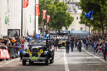 2024-06-14 - CHATIN Paul-Loup (fra), Alpine Endurance Team #35, Alpine A424, Hypercar, FIA WEC, portrait during the Grande Parade des Pilotes of the 2024 24 Hours of Le Mans, 4th round of the 2024 FIA World Endurance Championship, on the Circuit des 24 Heures du Mans, on June 14, 2024 in Le Mans, France - 24 HEURES DU MANS 2024 - PARADE - ENDURANCE - MOTORS