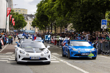 2024-06-14 - Alpine PArade during the Grande Parade des Pilotes of the 2024 24 Hours of Le Mans, 4th round of the 2024 FIA World Endurance Championship, on the Circuit des 24 Heures du Mans, on June 14, 2024 in Le Mans, France - 24 HEURES DU MANS 2024 - PARADE - ENDURANCE - MOTORS