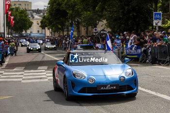 2024-06-14 - Alpine Parade during the Grande Parade des Pilotes of the 2024 24 Hours of Le Mans, 4th round of the 2024 FIA World Endurance Championship, on the Circuit des 24 Heures du Mans, on June 14, 2024 in Le Mans, France - 24 HEURES DU MANS 2024 - PARADE - ENDURANCE - MOTORS