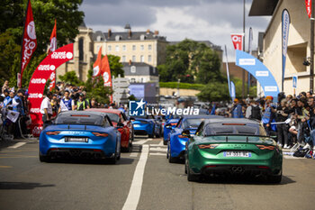 2024-06-14 - Alpine Parade during the Grande Parade des Pilotes of the 2024 24 Hours of Le Mans, 4th round of the 2024 FIA World Endurance Championship, on the Circuit des 24 Heures du Mans, on June 14, 2024 in Le Mans, France - 24 HEURES DU MANS 2024 - PARADE - ENDURANCE - MOTORS