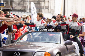 2024-06-14 - 78 VAN DER LINDE Kelvin (zaf), BOGUSLAVSKIY Timur, ROBIN Arnold (fra), Akkodis ASP Team, Lexus RC F GT3 #78, LM GT3, FIA WEC, ambiance during the Grande Parade des Pilotes of the 2024 24 Hours of Le Mans, 4th round of the 2024 FIA World Endurance Championship, on the Circuit des 24 Heures du Mans, on June 14, 2024 in Le Mans, France - 24 HEURES DU MANS 2024 - PARADE - ENDURANCE - MOTORS