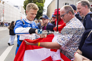 2024-06-14 - JAKOBSEN Malthe (dnk), New Peugeot Reserve Driver, portrait during the Grande Parade des Pilotes of the 2024 24 Hours of Le Mans, 4th round of the 2024 FIA World Endurance Championship, on the Circuit des 24 Heures du Mans, on June 14, 2024 in Le Mans, France - 24 HEURES DU MANS 2024 - PARADE - ENDURANCE - MOTORS