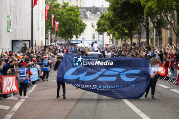 2024-06-14 - WEC Team during the Grande Parade des Pilotes of the 2024 24 Hours of Le Mans, 4th round of the 2024 FIA World Endurance Championship, on the Circuit des 24 Heures du Mans, on June 14, 2024 in Le Mans, France - 24 HEURES DU MANS 2024 - PARADE - ENDURANCE - MOTORS