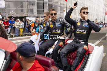 2024-06-14 - 38 RASMUSSEN Oliver (dnk), HANSON Philip (gbr), BUTTON Jenson (gbr), Hertz Team Jota, Porsche 963 #38, Hypercar, FIA WEC, ambiance during the Grande Parade des Pilotes of the 2024 24 Hours of Le Mans, 4th round of the 2024 FIA World Endurance Championship, on the Circuit des 24 Heures du Mans, on June 14, 2024 in Le Mans, France - 24 HEURES DU MANS 2024 - PARADE - ENDURANCE - MOTORS