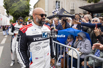 2024-06-14 - LEUNG Darren (gbr), Team WRT, BMW M4 GT3 #31, LM GT3, FIA WEC, portrait during the Grande Parade des Pilotes of the 2024 24 Hours of Le Mans, 4th round of the 2024 FIA World Endurance Championship, on the Circuit des 24 Heures du Mans, on June 14, 2024 in Le Mans, France - 24 HEURES DU MANS 2024 - PARADE - ENDURANCE - MOTORS