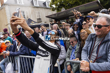 2024-06-14 - GELAEL Sean (ind), Team WRT, BMW M4 GT3 #31, LM GT3, FIA WEC, portrait during the Grande Parade des Pilotes of the 2024 24 Hours of Le Mans, 4th round of the 2024 FIA World Endurance Championship, on the Circuit des 24 Heures du Mans, on June 14, 2024 in Le Mans, France - 24 HEURES DU MANS 2024 - PARADE - ENDURANCE - MOTORS