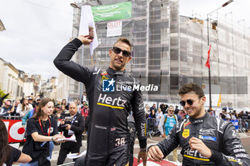 2024-06-14 - BUTTON Jenson (gbr), Hertz Team Jota, Porsche 963 #38, Hypercar, FIA WEC, portrait during the Grande Parade des Pilotes of the 2024 24 Hours of Le Mans, 4th round of the 2024 FIA World Endurance Championship, on the Circuit des 24 Heures du Mans, on June 14, 2024 in Le Mans, France - 24 HEURES DU MANS 2024 - PARADE - ENDURANCE - MOTORS