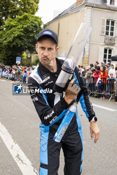 2024-06-14 - BARKER Ben (gbr), Proton Competition, Ford Mustang GT3 #77, LM GT3, FIA WEC, portrait during the Grande Parade des Pilotes of the 2024 24 Hours of Le Mans, 4th round of the 2024 FIA World Endurance Championship, on the Circuit des 24 Heures du Mans, on June 14, 2024 in Le Mans, France - 24 HEURES DU MANS 2024 - PARADE - ENDURANCE - MOTORS