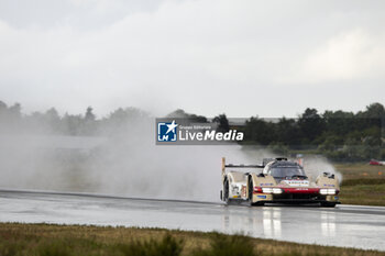 2024-06-14 - ILOTT Callum (gbr), Hertz Team Jota, Porsche 963 #12, Hypercar, FIA WEC, doing a shakedown on the Aerodrome of Le Mans during the 2024 24 Hours of Le Mans, 4th round of the 2024 FIA World Endurance Championship, on the Circuit des 24 Heures du Mans, on June 14, 2024 in Le Mans, France - 24 HEURES DU MANS 2024 - FRIDAY - ENDURANCE - MOTORS