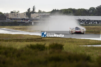 2024-06-14 - ILOTT Callum (gbr), Hertz Team Jota, Porsche 963 #12, Hypercar, FIA WEC, doing a shakedown on the Aerodrome of Le Mans during the 2024 24 Hours of Le Mans, 4th round of the 2024 FIA World Endurance Championship, on the Circuit des 24 Heures du Mans, on June 14, 2024 in Le Mans, France - 24 HEURES DU MANS 2024 - FRIDAY - ENDURANCE - MOTORS