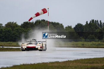 2024-06-14 - ILOTT Callum (gbr), Hertz Team Jota, Porsche 963 #12, Hypercar, FIA WEC, doing a shakedown on the Aerodrome of Le Mans during the 2024 24 Hours of Le Mans, 4th round of the 2024 FIA World Endurance Championship, on the Circuit des 24 Heures du Mans, on June 14, 2024 in Le Mans, France - 24 HEURES DU MANS 2024 - FRIDAY - ENDURANCE - MOTORS