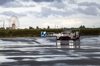 2024-06-14 - ILOTT Callum (gbr), Hertz Team Jota, Porsche 963 #12, Hypercar, FIA WEC, doing a shakedown on the Aerodrome of Le Mans during the 2024 24 Hours of Le Mans, 4th round of the 2024 FIA World Endurance Championship, on the Circuit des 24 Heures du Mans, on June 14, 2024 in Le Mans, France - 24 HEURES DU MANS 2024 - FRIDAY - ENDURANCE - MOTORS