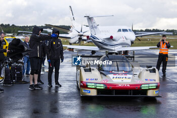 2024-06-14 - ILOTT Callum (gbr), Hertz Team Jota, Porsche 963 #12, Hypercar, FIA WEC, doing a shakedown on the Aerodrome of Le Mans during the 2024 24 Hours of Le Mans, 4th round of the 2024 FIA World Endurance Championship, on the Circuit des 24 Heures du Mans, on June 14, 2024 in Le Mans, France - 24 HEURES DU MANS 2024 - FRIDAY - ENDURANCE - MOTORS