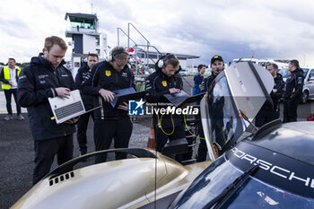 2024-06-14 - ILOTT Callum (gbr), Hertz Team Jota, Porsche 963 #12, Hypercar, FIA WEC, doing a shakedown on the Aerodrome of Le Mans during the 2024 24 Hours of Le Mans, 4th round of the 2024 FIA World Endurance Championship, on the Circuit des 24 Heures du Mans, on June 14, 2024 in Le Mans, France - 24 HEURES DU MANS 2024 - FRIDAY - ENDURANCE - MOTORS