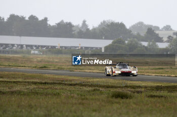 2024-06-14 - ILOTT Callum (gbr), Hertz Team Jota, Porsche 963 #12, Hypercar, FIA WEC, doing a shakedown on the Aerodrome of Le Mans during the 2024 24 Hours of Le Mans, 4th round of the 2024 FIA World Endurance Championship, on the Circuit des 24 Heures du Mans, on June 14, 2024 in Le Mans, France - 24 HEURES DU MANS 2024 - FRIDAY - ENDURANCE - MOTORS