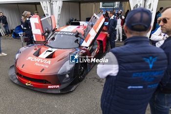 2024-06-15 - Hydrogen Parade during the pre-race of the 2024 24 Hours of Le Mans, 4th round of the 2024 FIA World Endurance Championship, on the Circuit des 24 Heures du Mans, on June 15, 2024 in Le Mans, France - 24 HEURES DU MANS 2024 - PRE-RACE - ENDURANCE - MOTORS