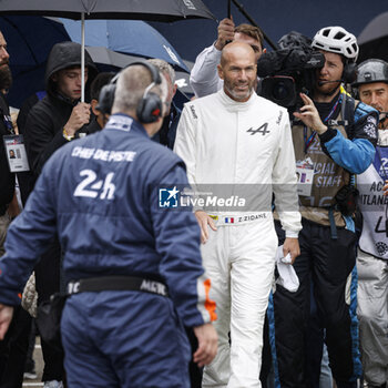 2024-06-15 - Zinedine Zidane Alpine Ambassasdor Alpenglow during the pre-race of the 2024 24 Hours of Le Mans, 4th round of the 2024 FIA World Endurance Championship, on the Circuit des 24 Heures du Mans, on June 15, 2024 in Le Mans, France - 24 HEURES DU MANS 2024 - PRE-RACE - ENDURANCE - MOTORS